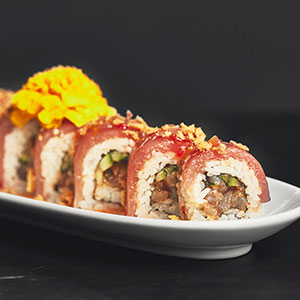doble-atun-roll 77. Doble atún roll (8 Piezas) (Atún picante y pepino recubierto con sashimi de atún y salsa sweet chilly)