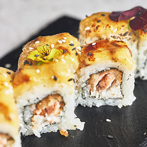 dragon-roll 78. Dragón roll (8 Piezas) (Salmón en tempura, queso crema y cebolla roja, recubierto de plátano caramelizado)