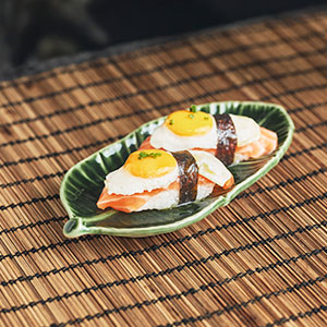 64. Salmón flambeado con huevo de codorniz