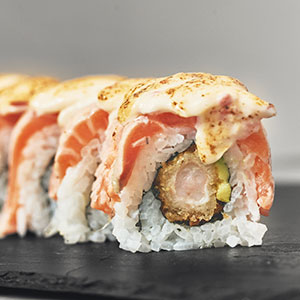 noruega-roll 68. Noruega roll (8 Piezas) Langostino torpedo y aguacate recubierto de salmón flambeado con salsa sweet mayo)