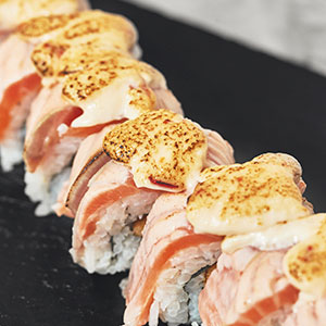 nuriki-roll 75. Nuriki roll 8 piezas (Langostino torpedo y aguacate, recubierto de atún flambeado con foie de oca)