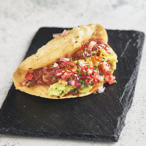 taco 20. Taco de pollo mechado, parmesano y cebolla roja