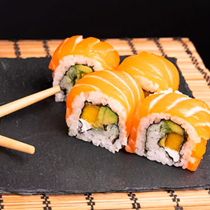 uramaki-salmon-mango 73. Salmón flambeado (Mango, aguacate y queso crema) - 4 piezas